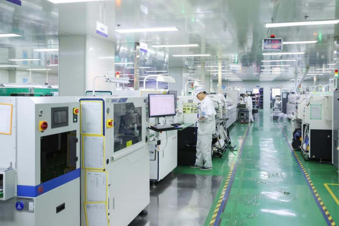 安徽南陵,雅葆轩电子生产线一片繁忙景象。人民网记者 张俊摄