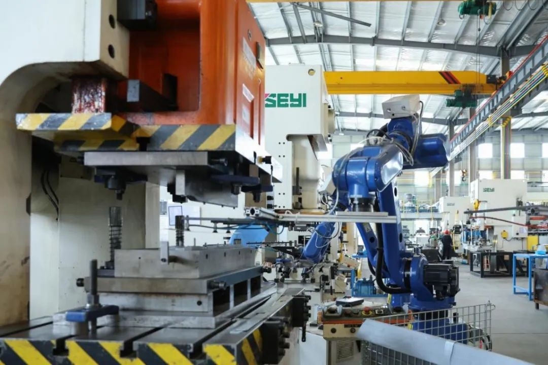 振陵汽车零部件有限公司自动化生产线。人民网记者 张俊摄