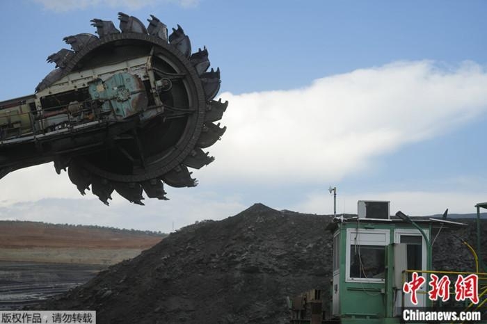 2022年6月2日，一名工人在希腊最大的褐煤矿区操作煤炭挖掘机。