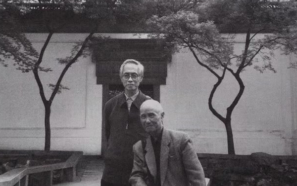 2007年4月7日，薛企荧（左）与校友罗尔纯（1930-2015）摄于苏州沧浪亭。澎湃新闻资料图。