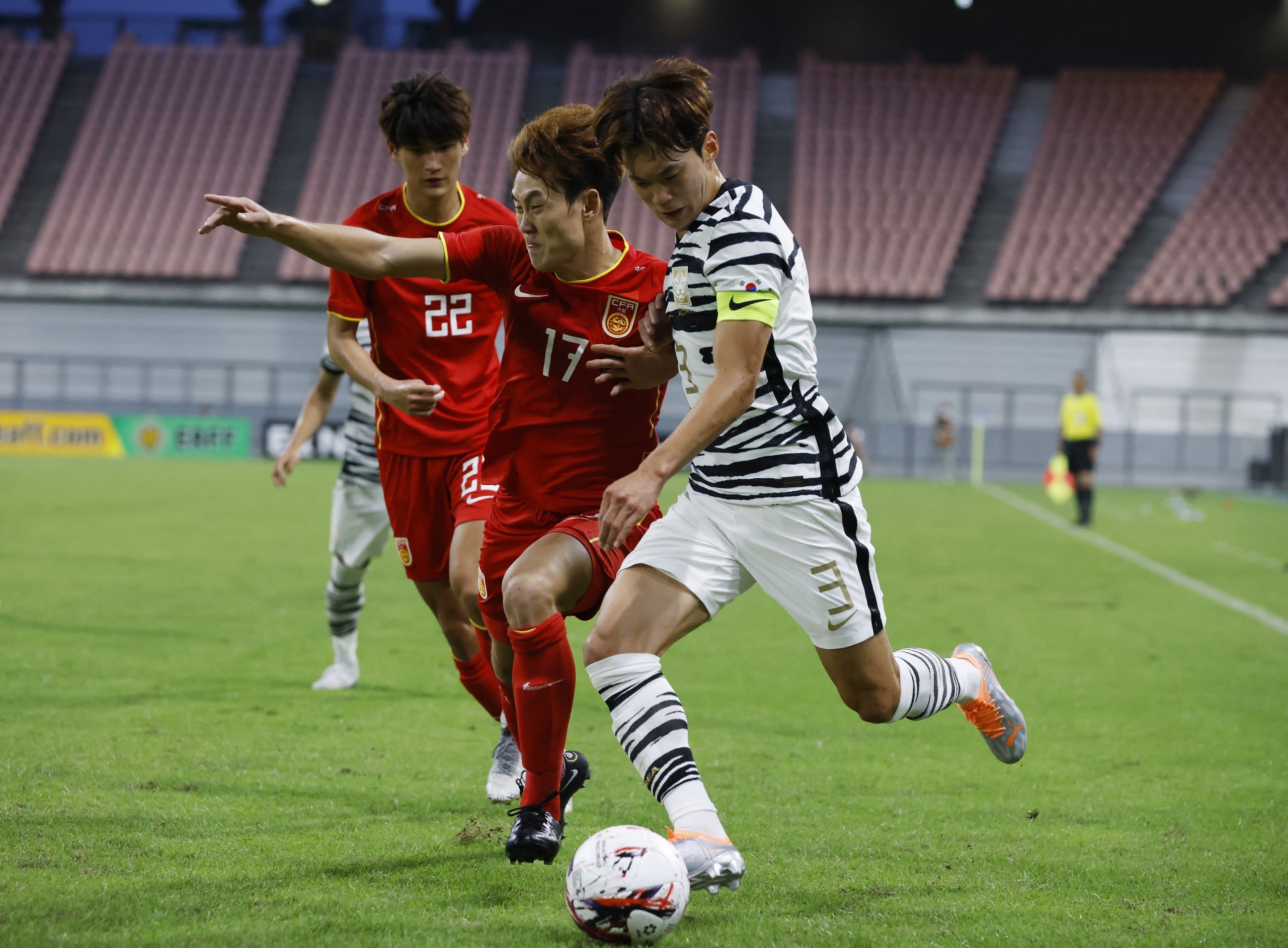 边翼卫徐浩峰（左）和韩国球员拼抢。