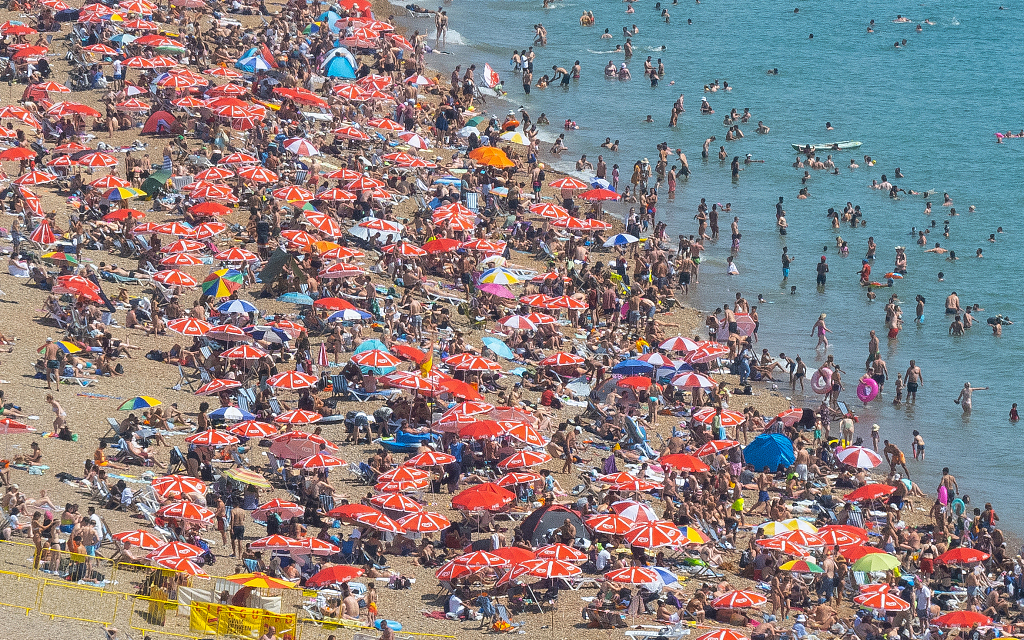 当地时间2022年7月19日，英国布莱顿，英国经历有记录以来气温最高的一天，人们蜂拥至布莱顿海滩休闲度假。