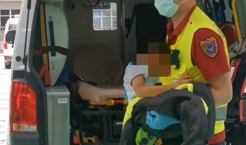 林志颖的儿子送医时被消防员抱进医院。