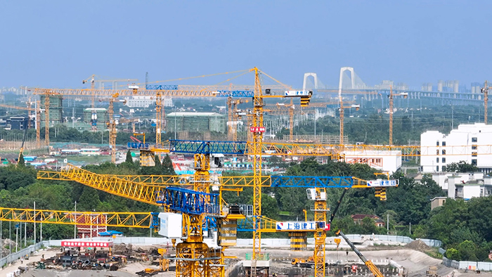 在皖江江北新兴产业集中区，建设工地塔吊林立。芜湖市委宣传部供图